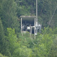 Zoom zur Bergstation der einsuprigen Kraftwerkspendelbahn Springen-Sulzbach, Juli 2008
