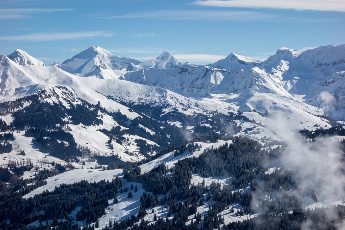 Blick vom Parwengesattel auf das Skigebiet Lenk-Metsch, Februar 2018