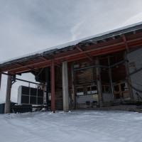 Ehemalige Bergstation des Schlepplifts Saanerslochgrat, Dezember 2022