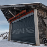 Bergstation der ehemaligen Kabinenbahn Saanenmöser-Kleiner Saanenwald-Saanerslochgrat, Dezember 2022