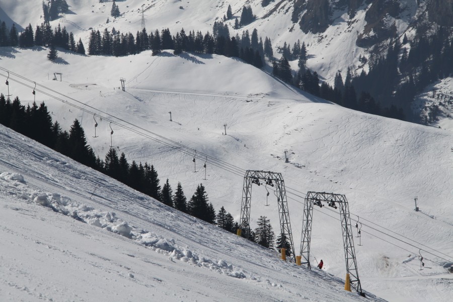 Schlepplifte Geissalp, dahinter im Talboden der Schlepplift Riggisalpboden, März 2011