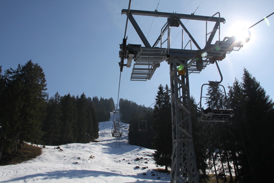 Aus dem Umbau mit der Wechsellaststütze an der Sesselbahn Schwarzsee-Riggisalp resultiert auch diese etwas unschön aussehende Modifikation der Folgestütze, März 2011