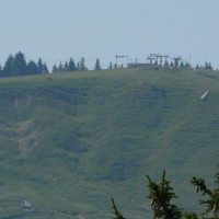 Blick zum stillgelegten Skigebiet Schwyberg auf der gegenüberliegenden Talseite. Hier stehen immer noch eine Sesselbahn und zwei Schlepplifte von Von Roll herum, Juli 2008