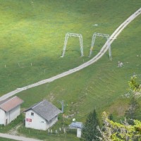 Talstationen der drei Schlepplifte auf der Riggisalp. Links die beiden Geissalplifte, rechts der Schlepplift Riggisalpboden von Garaventa, Juli 2008