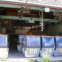 Talstation der Sesselbahn Schwarzsee-Schwyberg mit Kabinen aus Crans-Montana, Juli 2008