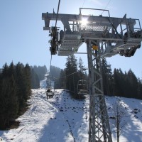 Die nachträglich eingebaute Wechsellaststütze an der Sesselbahn Schwarzsee-Riggisalp, März 2011