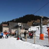 Auf dem Riggisalpboden starten die drei Hauptanlagen des Skigebiets Riggisalp: Vorne der Schlepplift Riggisalpboden von Garaventa, dahinter die beiden parallelen Schlepplifte Geissalp von Brändle, März 2011