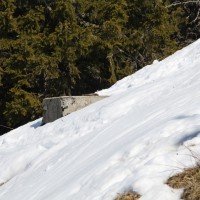 Ein altes Fundament am Schlepplift Geissalp 1, März 2011
