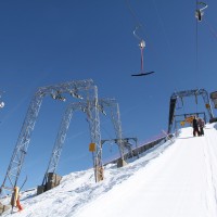 Bergstationen der Schlepplifte Geissalp. Der linke, ältere, Lift von 1956 ist etwas kürzer als die Anlage von 1963, März 2011