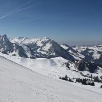 Schlepplifte Geissalp mit der Spitzflue. Im Hintergrund liegt das Skigebiet von Charmey, März 2011