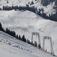 Schlepplifte Geissalp, dahinter im Talboden der Schlepplift Riggisalpboden, März 2011