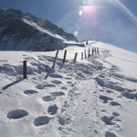 An der Bergstation der Schlepplifte Geissalp mit Blick zur 2185 Meter hohen Kaiseregg, März 2011
