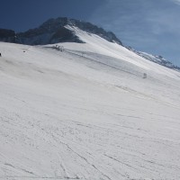 Blick von der blauen Abfahrt zu den Schleppliften Geissalp, im Hintergrund die Kaiseregg, März 2011