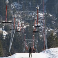 Schlepplift Gypsera. Wie der Schlepplift Riggisalpboden besitzt er Hydro-Gehänge von Garaventa, März 2011