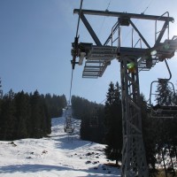 Aus dem Umbau mit der Wechsellaststütze an der Sesselbahn Schwarzsee-Riggisalp resultiert auch diese etwas unschön aussehende Modifikation der Folgestütze, März 2011