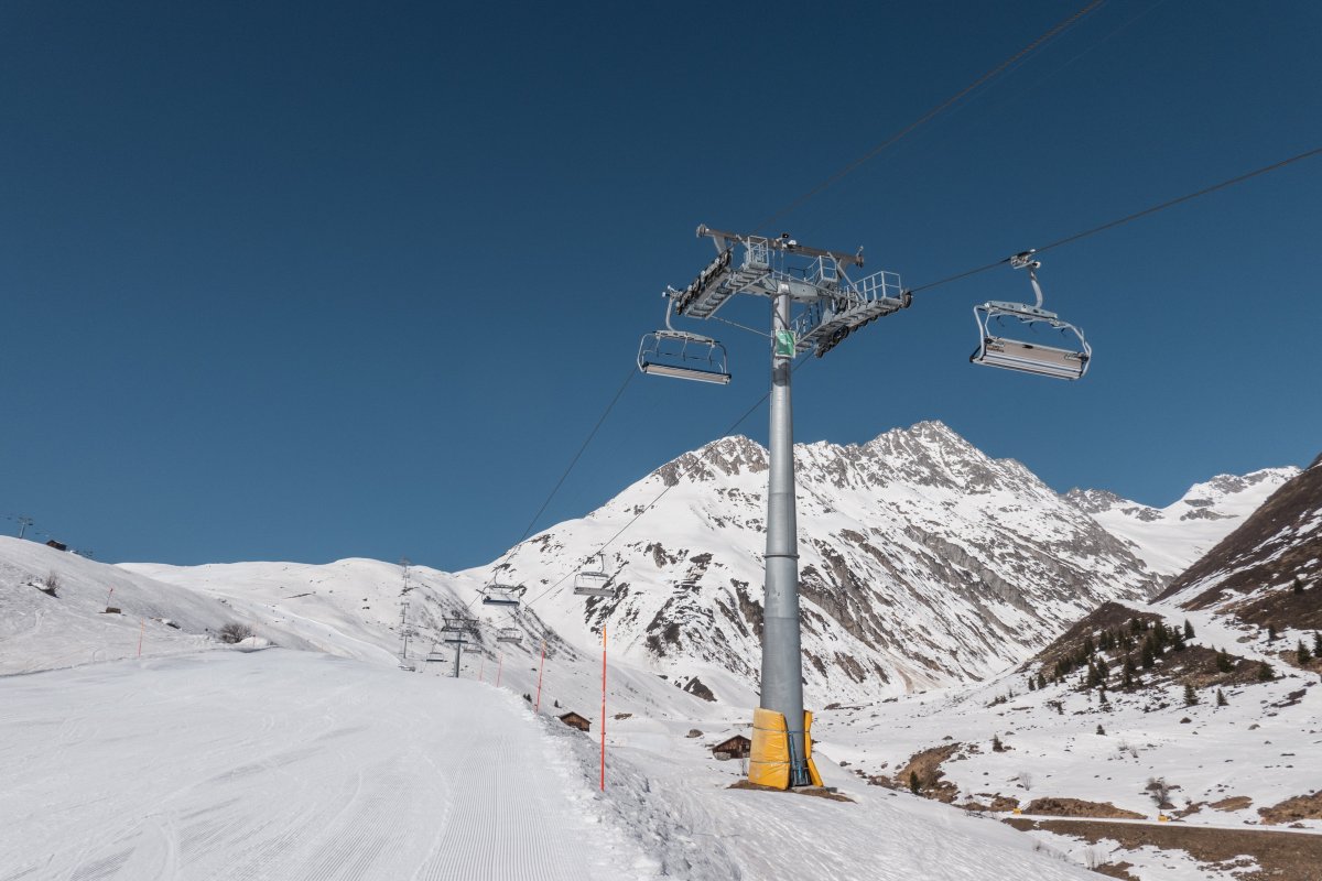 Skigebiet Sedrun-Dieni mit Sesselbahn Mulinatsch-Cuolm Val
