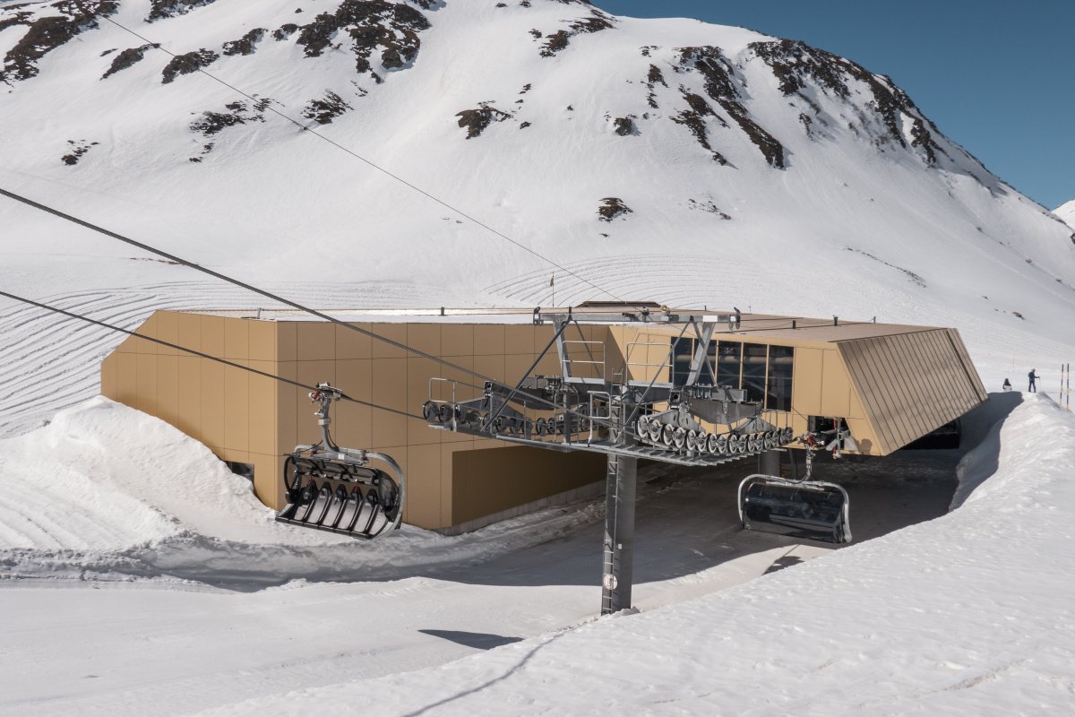 Sesselbahn am Oberalppass in der Skiarena Andermatt-Sedrun