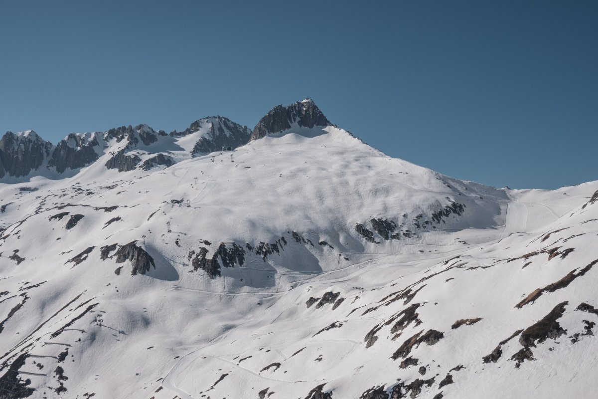Kabinenbahn Oberalppass-Schneehühnerstock mit Skipiste