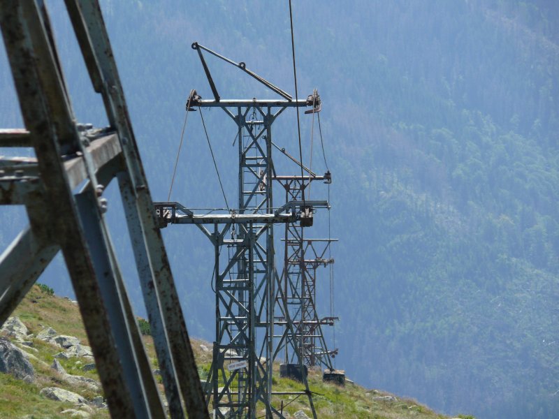 Sesselbahn Kosodrevina-Chopok. Auf einer Seite ist das Seil an machen Stützen schon heruntergefallen, August 2009