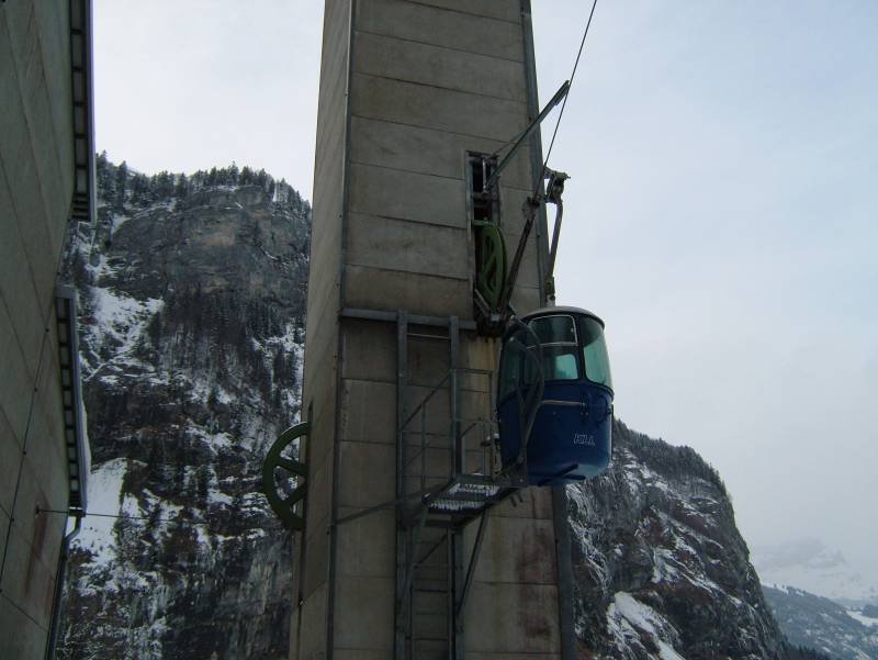 Luftseilbahn Tierfehd-Kalktrittli in Linthal mit einer Kabine der ehemaligen Plattjenbahn in Saas Fee, Februar 2006