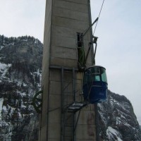 Luftseilbahn Tierfehd-Kalktrittli in Linthal mit einer Kabine der ehemaligen Plattjenbahn in Saas Fee, Februar 2006