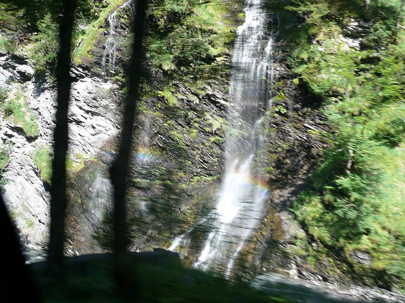 Einer der vielen Wasserfälle im Weisstannental, Juli 2008