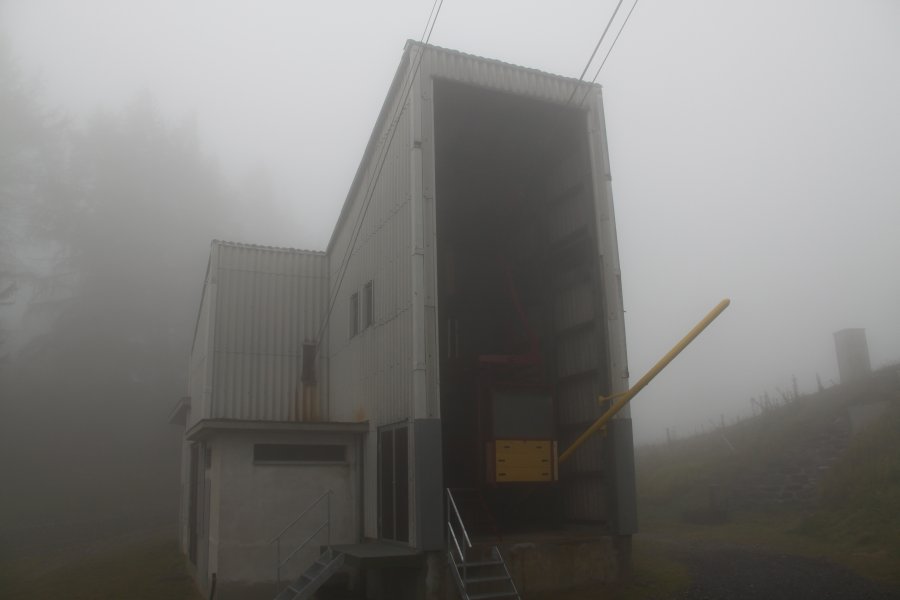 Talstation der Luftseilbahn Motto Bartola-Finestra oberhalb von Airolo an der Strasse zum Gotthardpass. Die Anlage wurde ursprünglich von der Firma Oehler erbaut, Oktober 2010