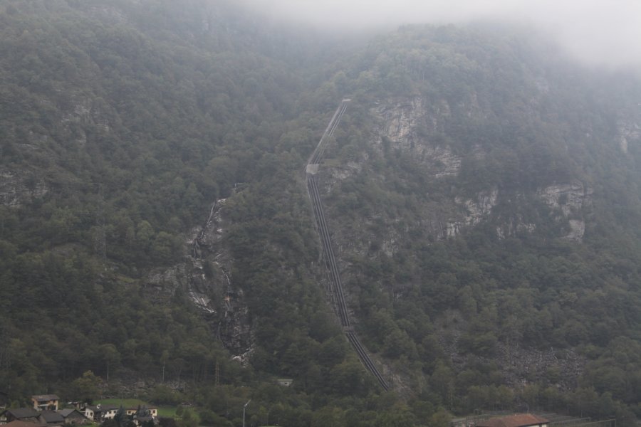 In der Nähe der Ortschaft Chironico findet man in Nivo eine sehr steile Standseilbahn, welche zu einem Kraftwerk gehört, Oktober 2010