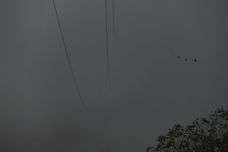 Die im Nebel verschwindende Strecke der Luftseilbahn Olivone-Lago di Luzzone, Oktober 2010
