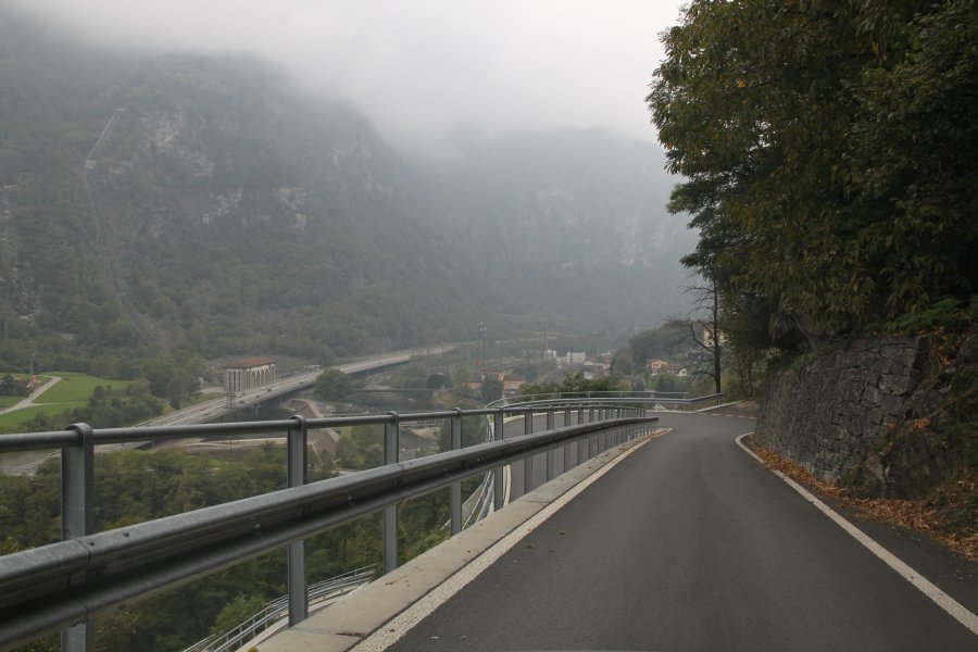 Spektakuläre Zufahrtsstrasse nach Sobrio, Oktober 2010