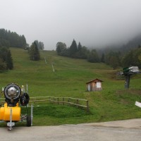 Auch Schneekanonen trifft man an diesem Schlepplift an, aufgrund der Höhenlage auch nicht verwunderlich, Oktober 2010