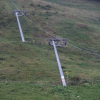 Wie anhand der Stützen unschwer zu erkennen ist, handelt es sich bei diesem Schlepplift um ein neueres Leitner-Produkt. Die Anlage ersetzte 1994 einen Schlepplift der Firma Brändle, Oktober 2010
