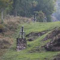 Da sich der Antrieb im Tal befindet, wird das Förderseil über diese Rollen von der Bergstation wieder ins Tal zurück geleitet, Oktober 2010