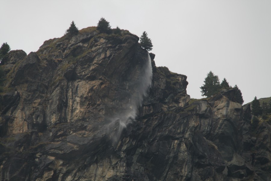 Wasserfall oberhalb von Fionnay im Sturm, August 2011