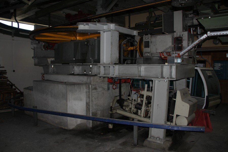 Antriebsstation der stillgelegten Kabinenbahn Col du Menouve, August 2011