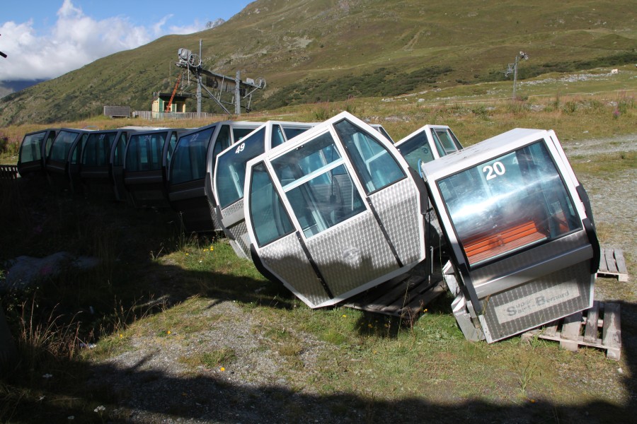 Ausser Dienst gestellte Kabinen der Kabinenbahn Col du Menouve, August 2011