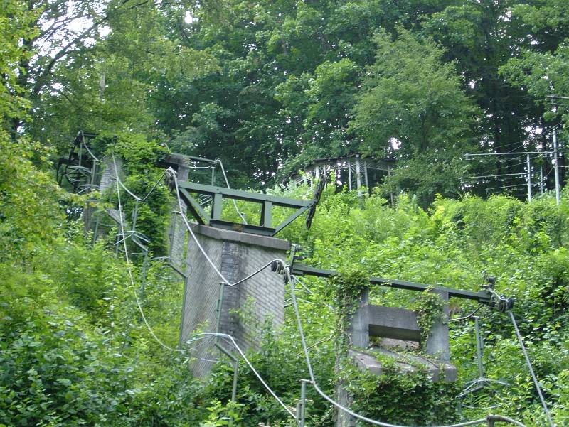 Überreste des ehemaligen Korblifts Harissenbucht, Juli 2006