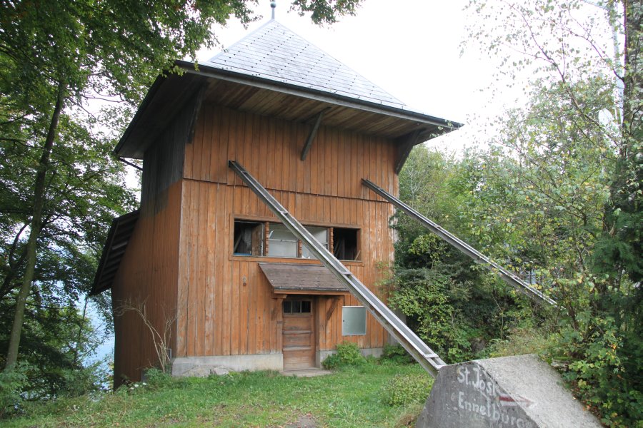Das weiterhin gut erhaltene Bergstationsgebäude der Luftseilbahn Untermatt-Mattgrat, Oktober 2010