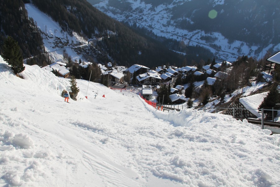 Talabfahrt nach Saint-Luc, rechter Hand die Standseilbahn Saint-Luc-Tignousa, Februar 2012