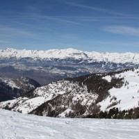 Blick vom Col des Ombrintzes auf Chandolin und auf das eine Etage tiefer gelegene Rhônetal, Februar 2012