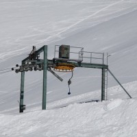 Bergstation des Schlepplifts Les Etables. Auch dieser von Bühler erbaute Schlepplift erschliesst einen Anfängerhang, ist aber bedeutend länger und steiler als der Schlepplift La Tsa Ecole, Februar 2012