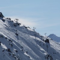 Blick zu den Bergstationen des Schlepplifts La Forêt sowie der Sesselbahn Chandolin-Le Rotsé, die die Verbindung von Chandolin zurück nach Saint-Luc darstellt, Februar 2012