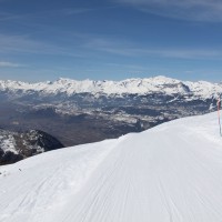 Piste in Richtung Schlepplift Illhorn, dahinter wieder das Rhônetal, Februar 2012