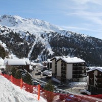 Ende der Talabfahrt nach Chandolin. Von hier gibt es einen Pendelbus zu den beiden Sesselbahn Tsapé und Rotsé, Februar 2012