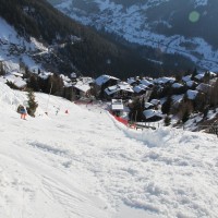 Talabfahrt nach Saint-Luc, rechter Hand die Standseilbahn Saint-Luc-Tignousa, Februar 2012