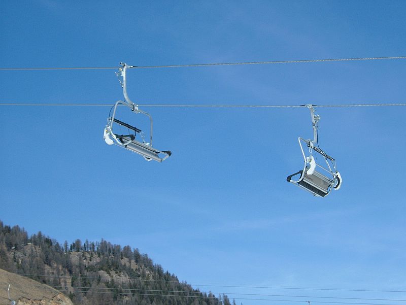 Detailaufnahme der Sesselbahn Tschainas, April 2007