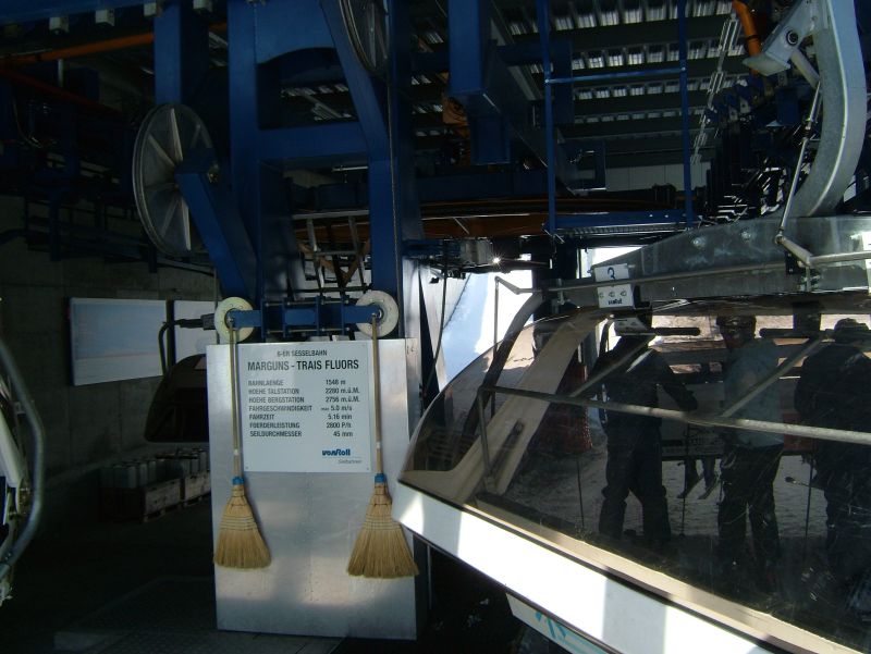 Talstation der Sesselbahn Marguns-Trais Fluors, April 2007