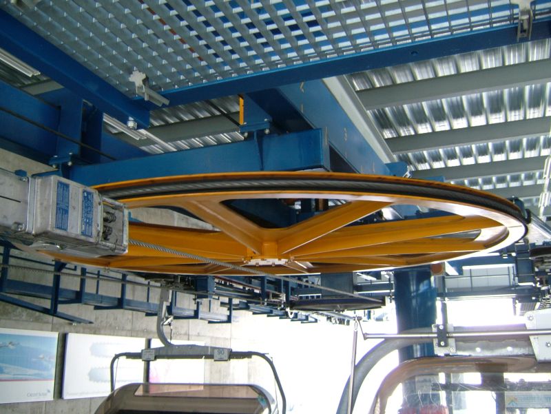 Talstation der Sesselbahn Marguns-Trais Fluors, April 2007