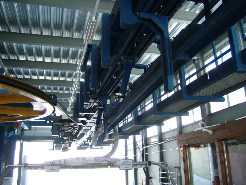 Talstation der Sesselbahn Marguns-Trais Fluors, April 2007