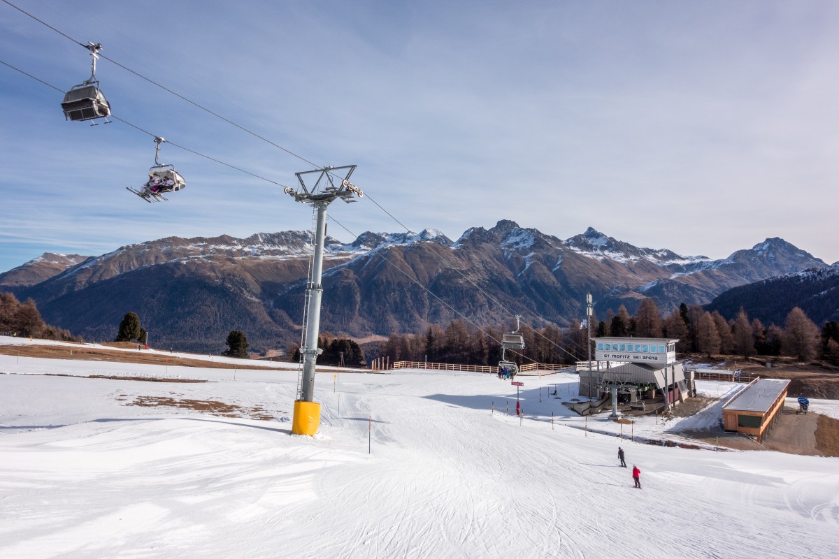 Talstation der Sesselbahn Salastrains-Munt da San Murezzan mit dem Zielgelände der Weltcupabfahrt, Dezember 2015